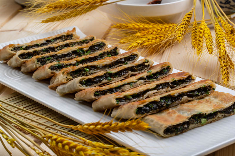 白瓷盘装的地皮菜鸡蛋素盒子