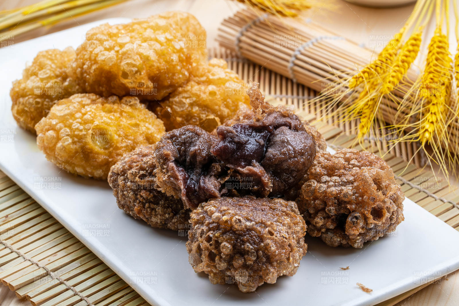 白色盤裝的雙色油炸糕