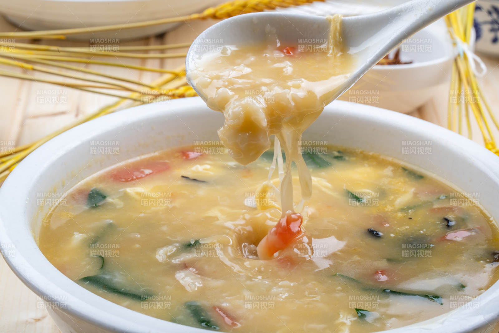 白瓷盆裝的傳統主食白面疙瘩湯