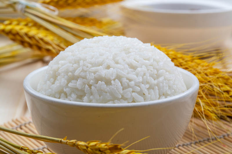 白瓷碗装的泰国香米白饭