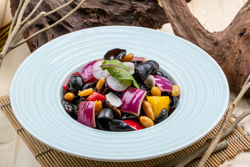 浇汁木耳银杏洋葱拌彩椒