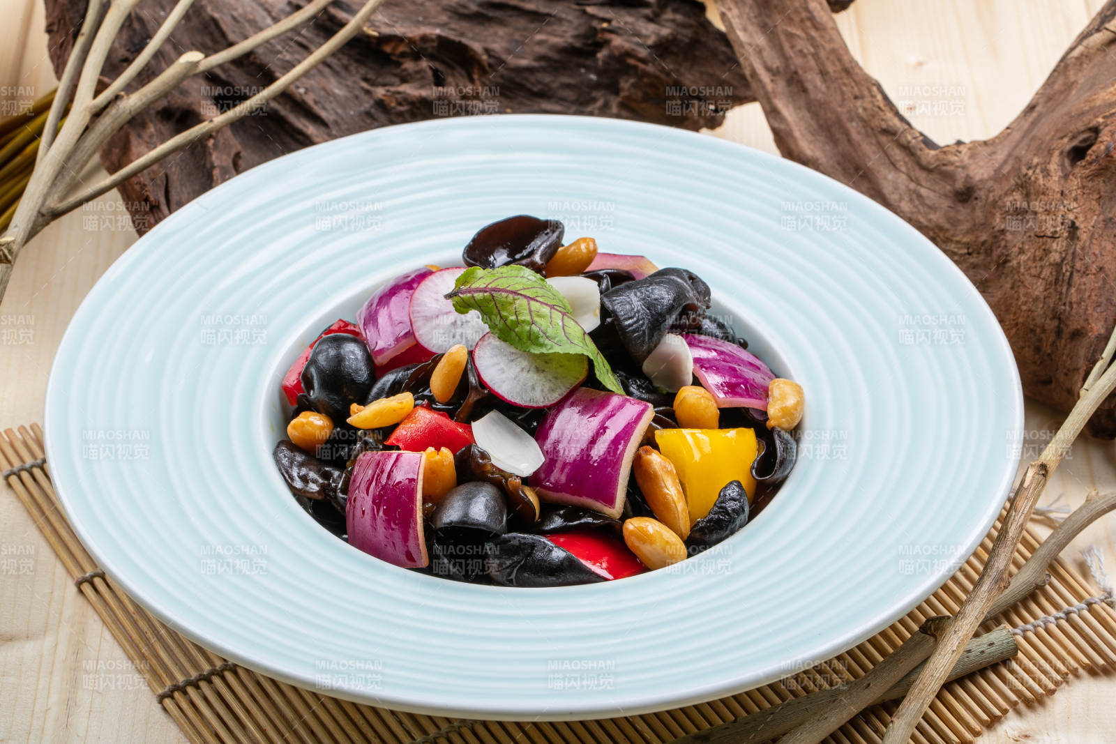 浇汁木耳银杏洋葱拌彩椒