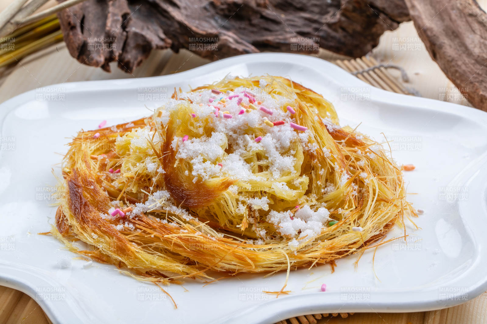 白色瓷盘装的一窝丝烧饼