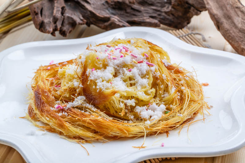 白色瓷盘装的一窝丝烧饼