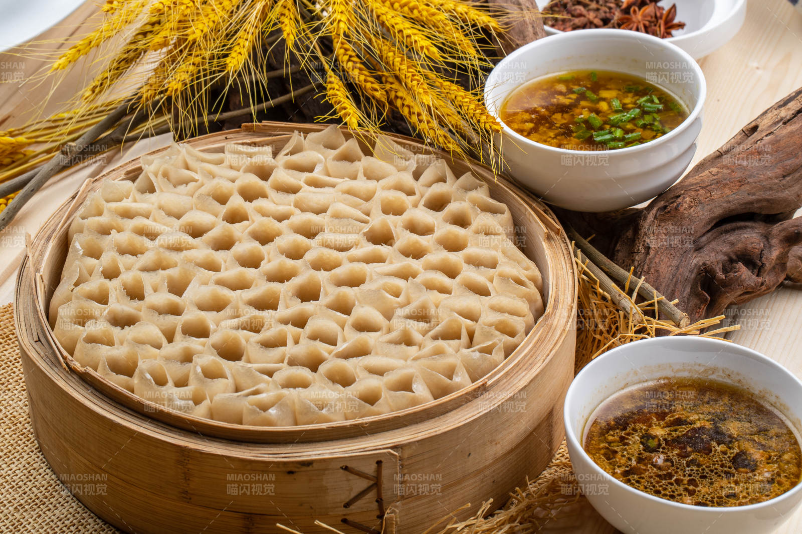 美味健康的莜面窝窝摆放在木板上-摄影图