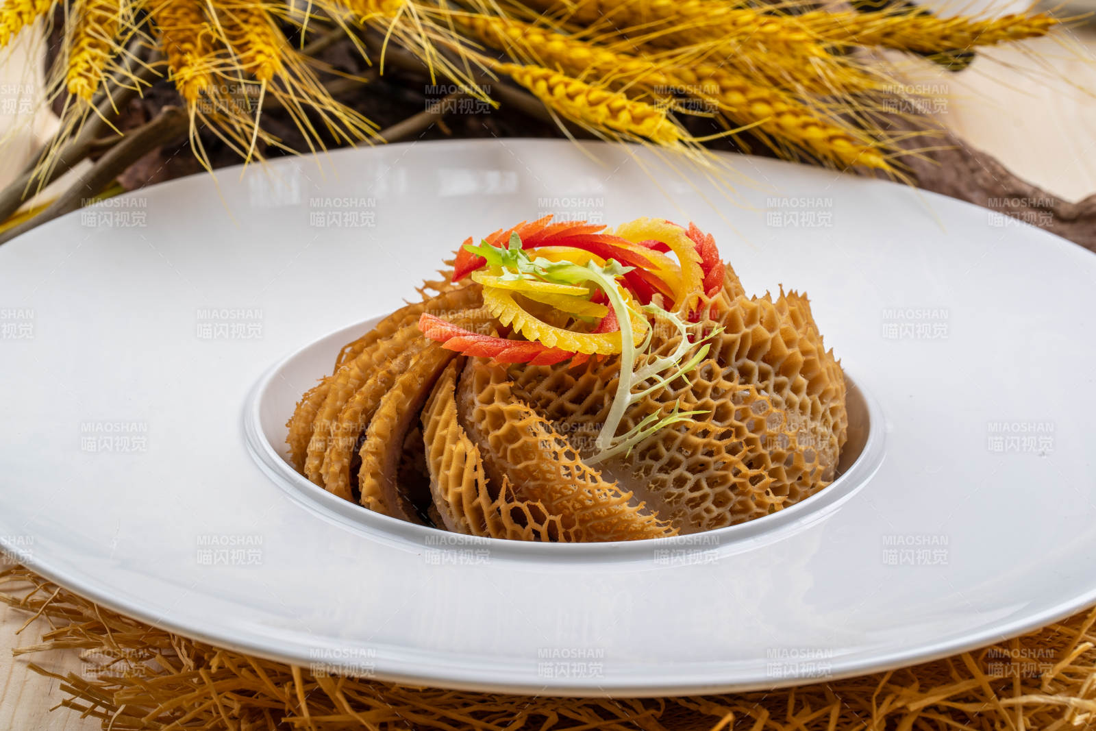 白色瓷盤裝的鹵水金錢肚