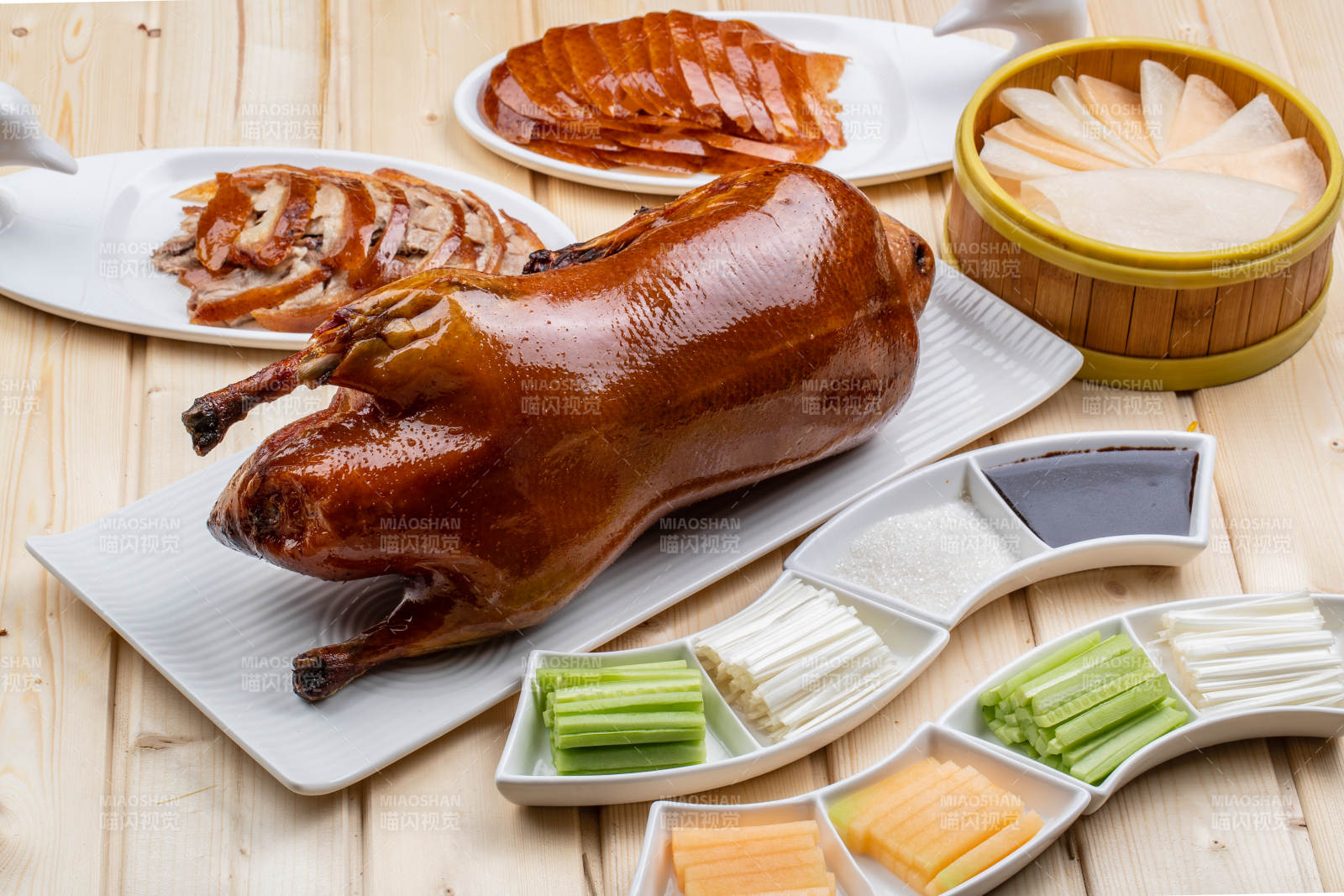 桑拿木質(zhì)板上的北京烤鴨