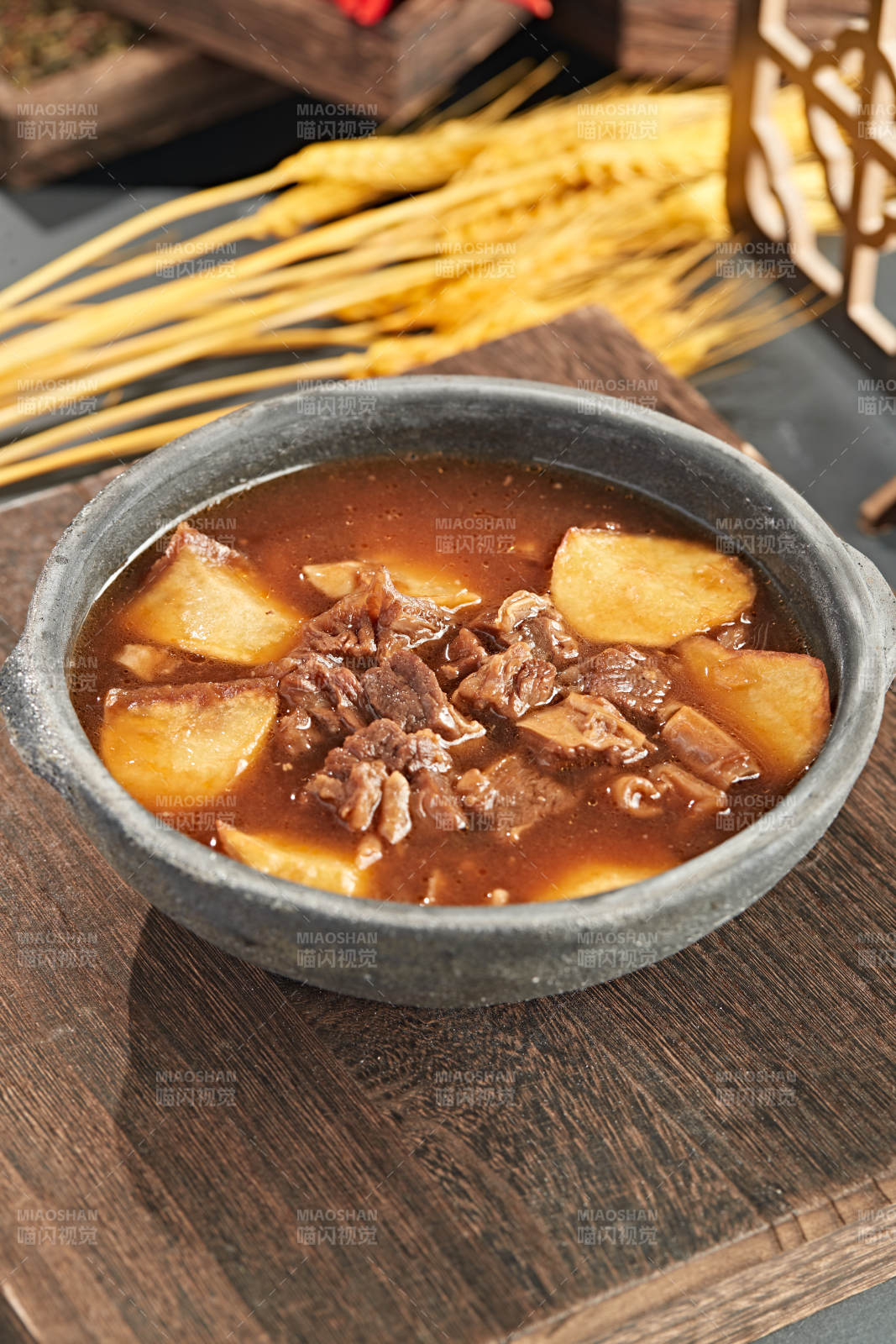 砂锅土豆炖牛肉