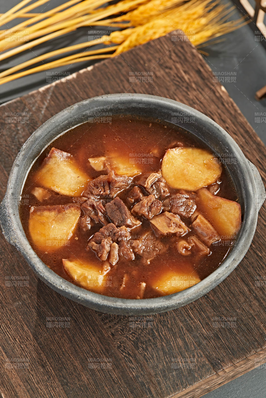 砂锅土豆炖牛肉