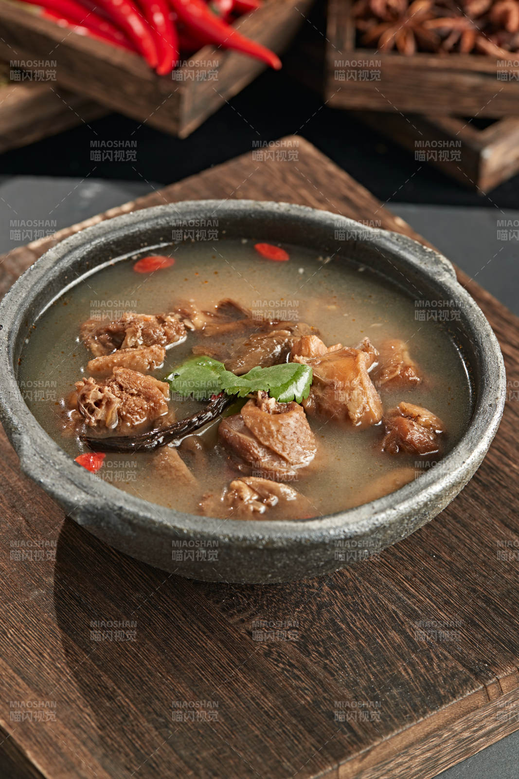 砂鍋雞塊燉榛蘑