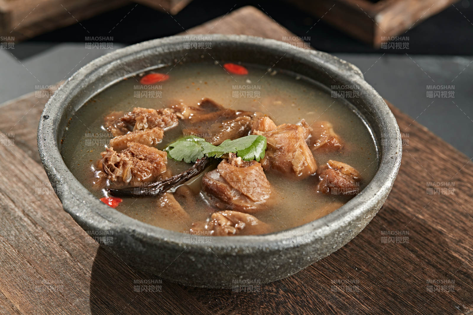 砂锅鸡块炖榛蘑