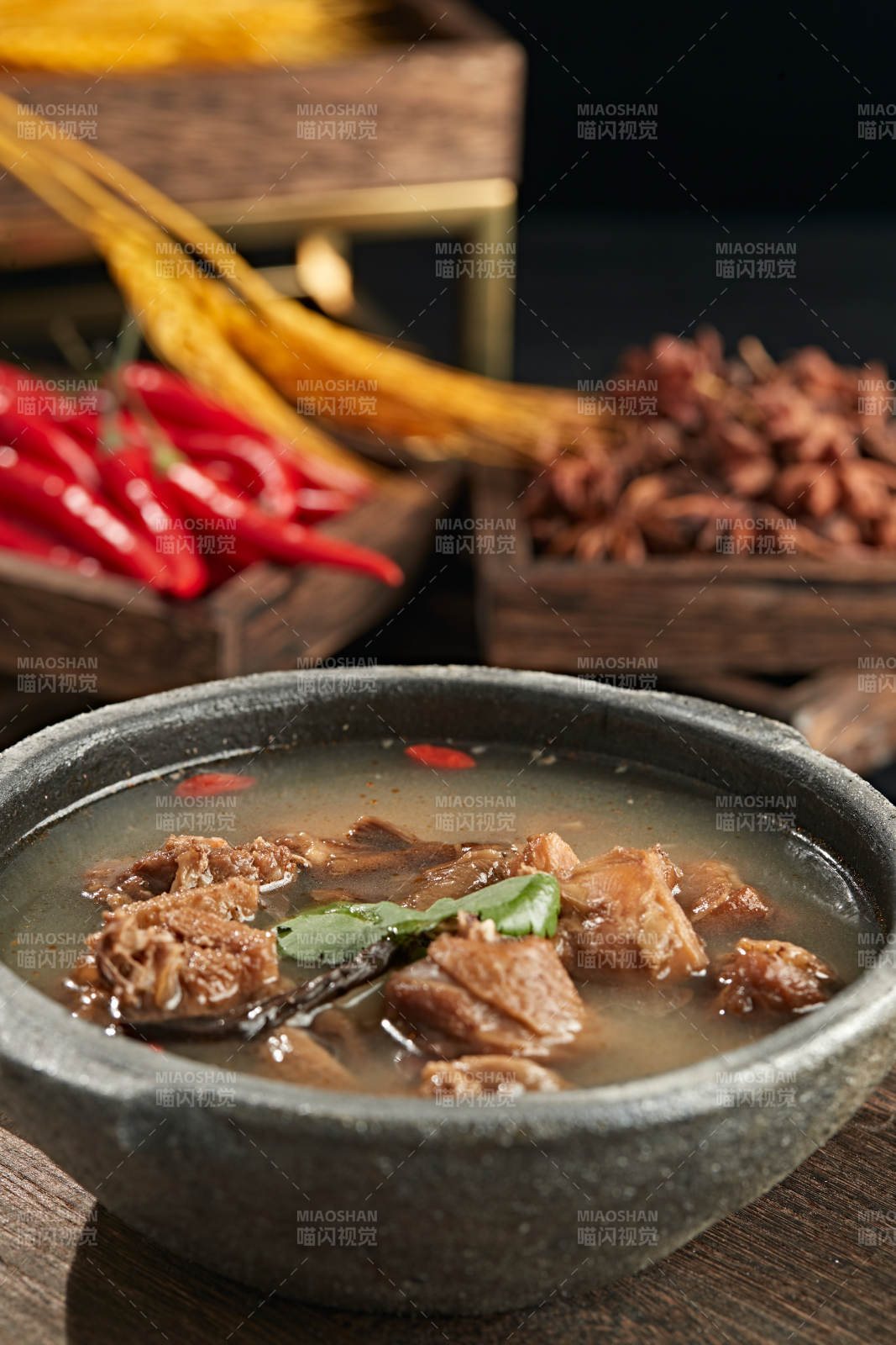 砂鍋雞塊燉榛蘑