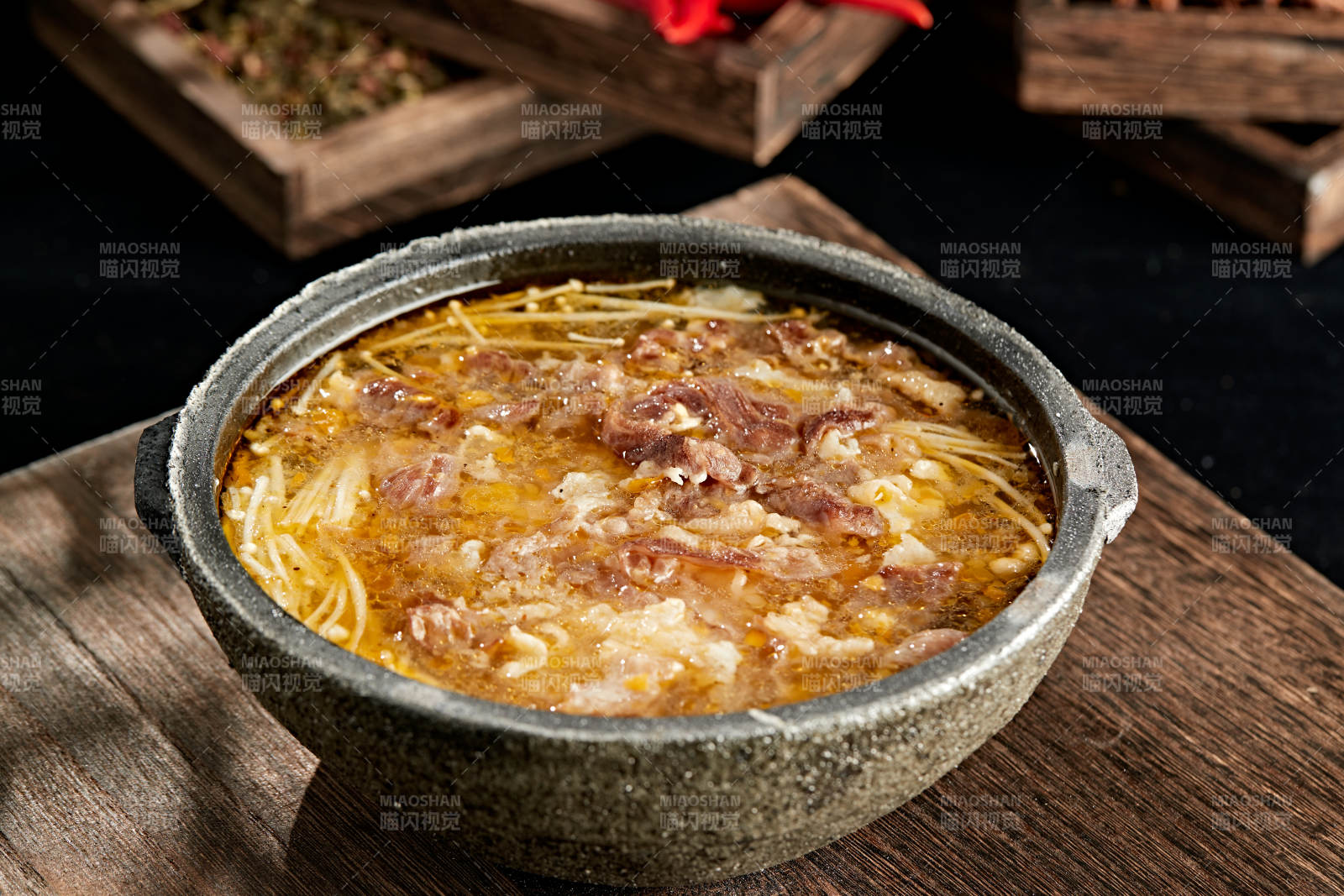 砂锅酸汤金针菇炖肥牛