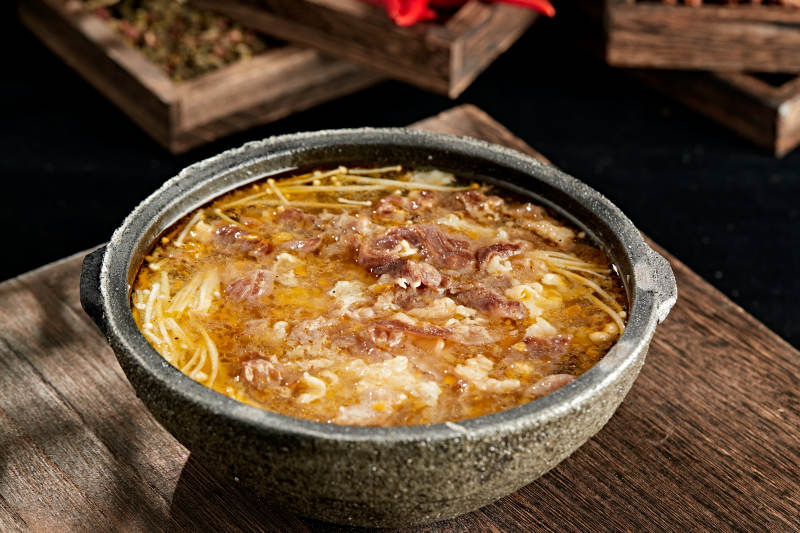 砂锅酸汤金针菇炖肥牛