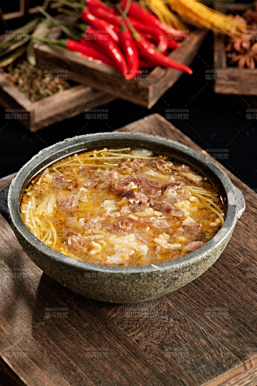 砂锅酸汤金针菇炖肥牛