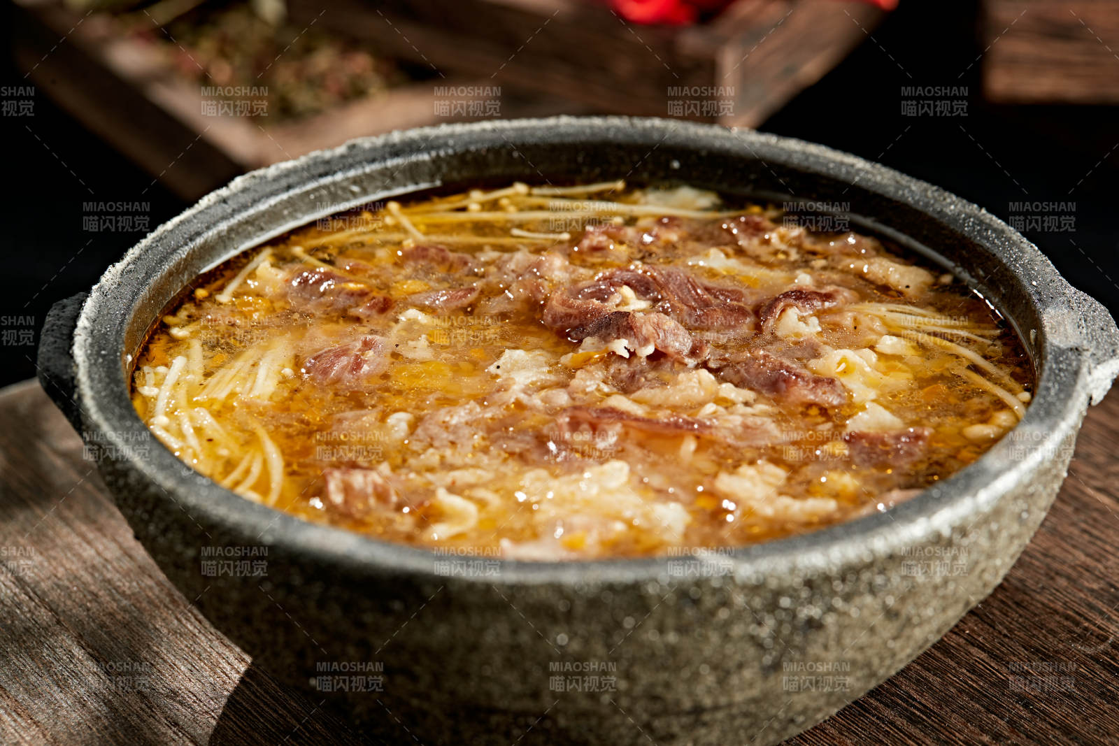 砂锅酸汤金针菇炖肥牛