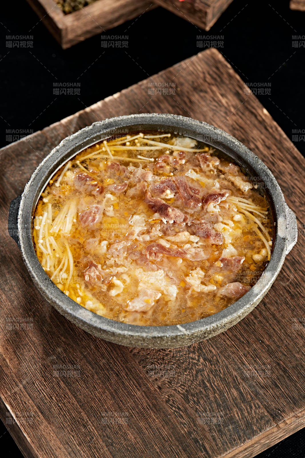 砂锅酸汤金针菇炖肥牛