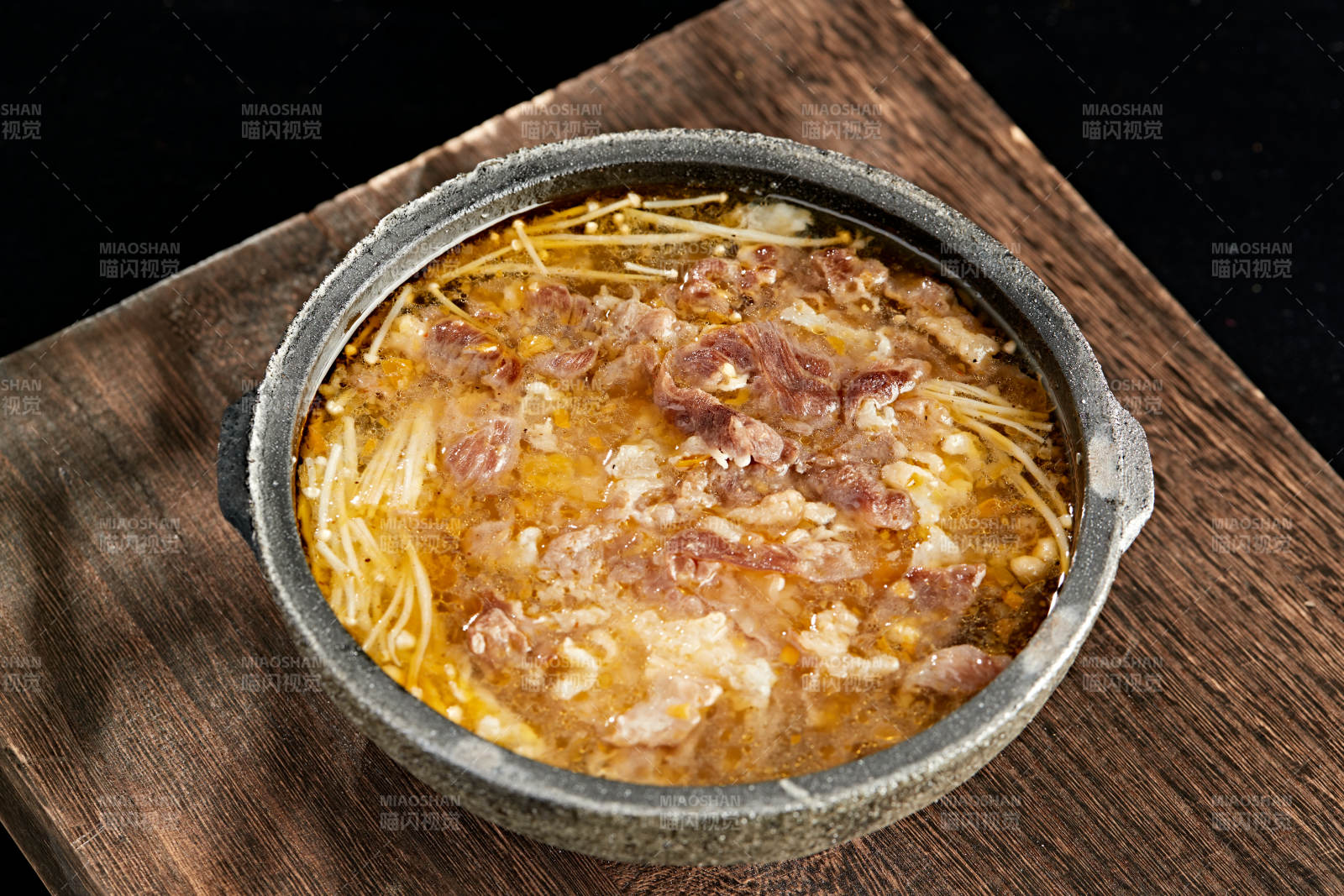 砂锅酸汤金针菇炖肥牛