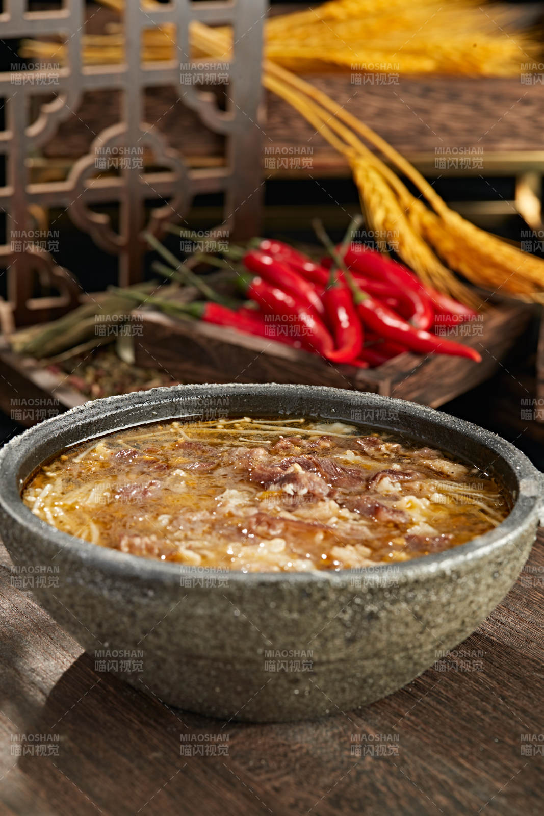 砂锅酸汤金针菇炖肥牛