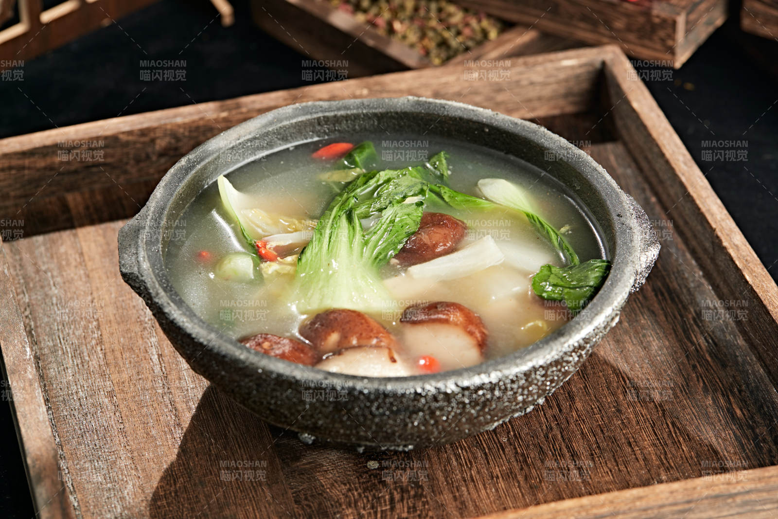 砂鍋雞湯燉油菜香菇