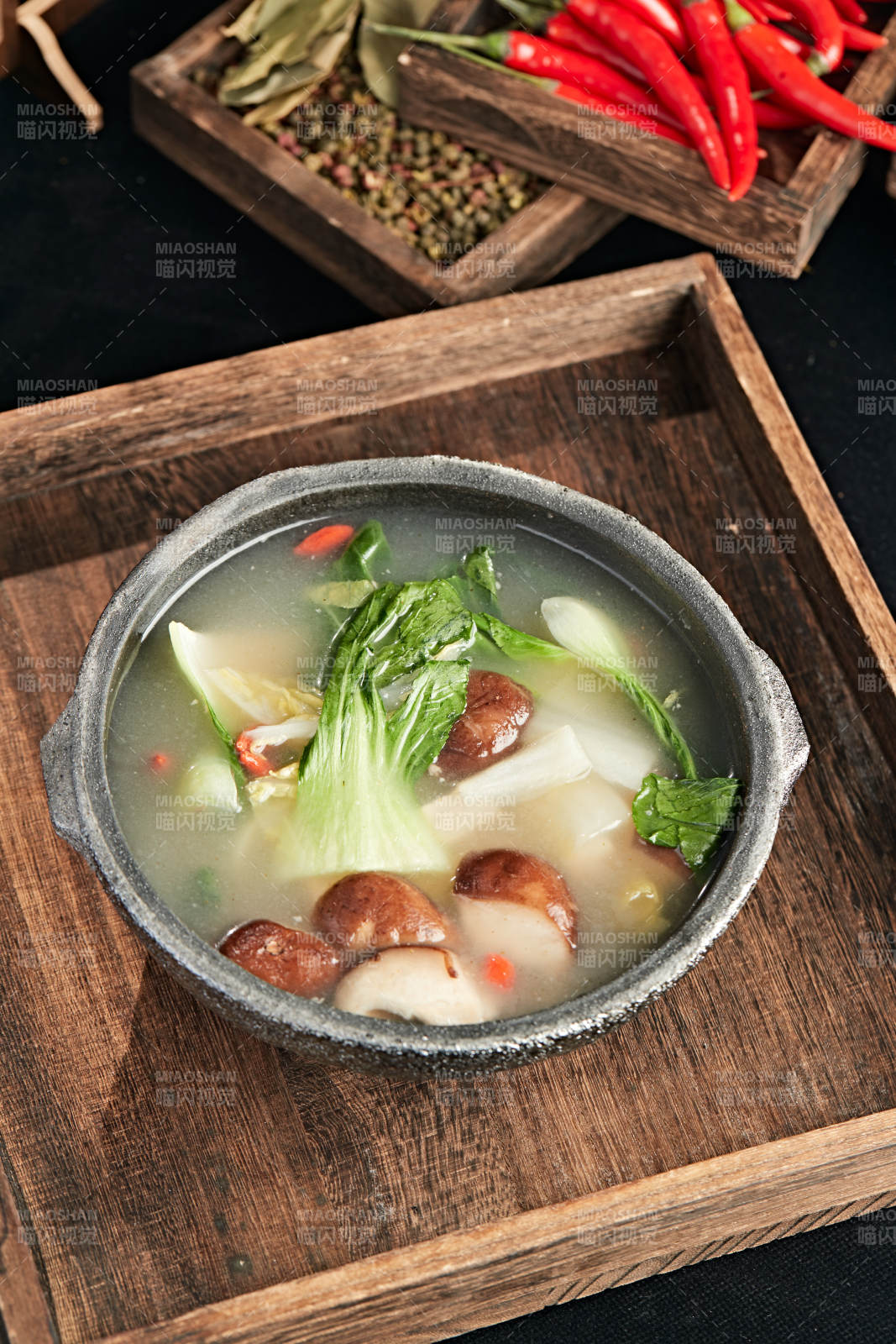 砂锅鸡汤炖油菜香菇