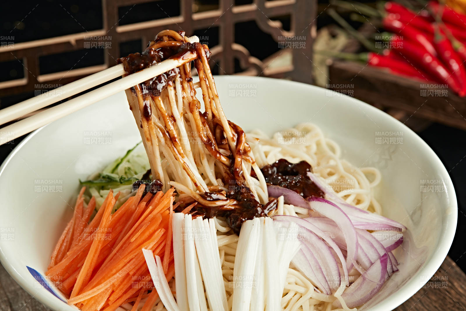 传统肉丁炸酱面图片