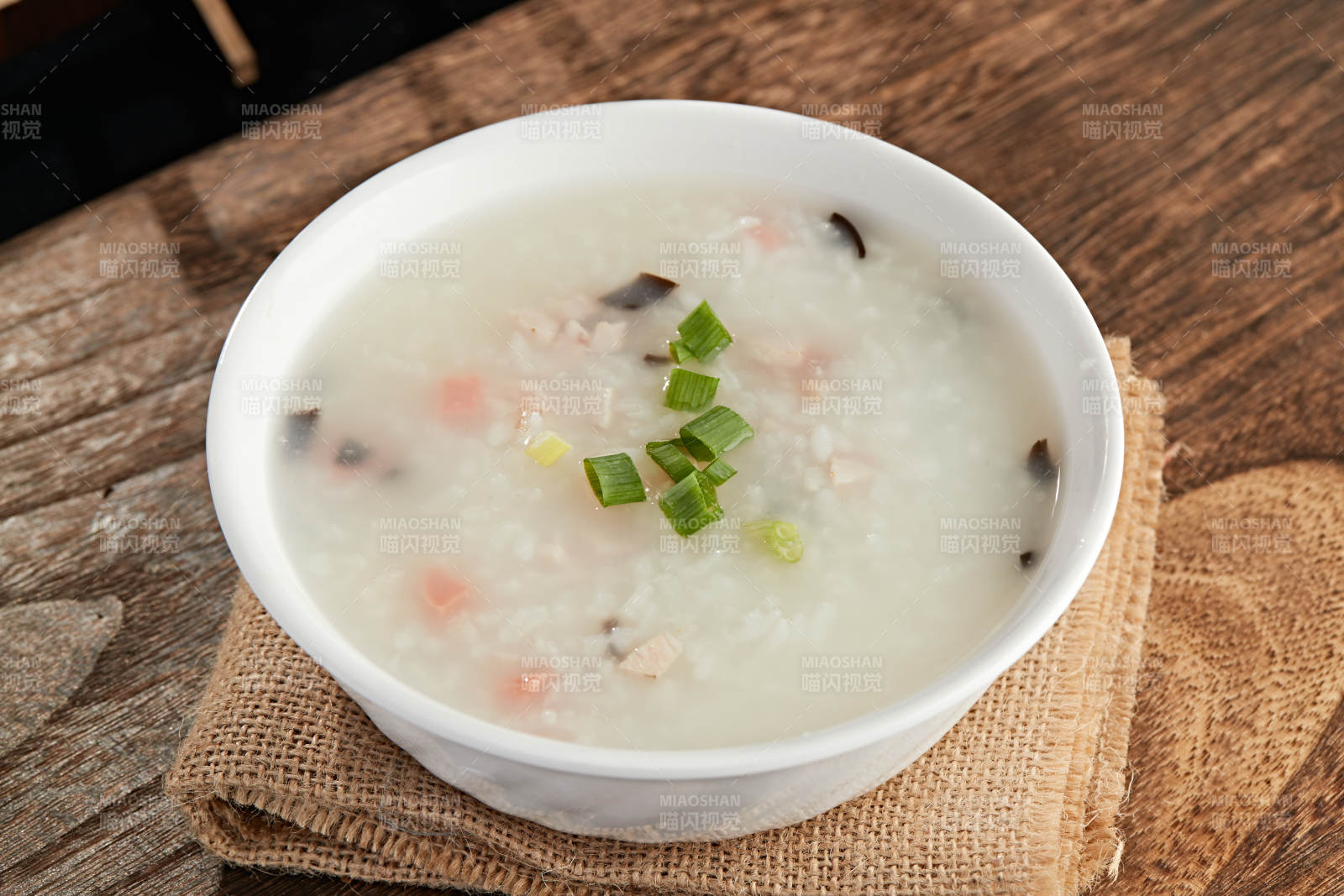 皮蛋火腿瘦肉粥