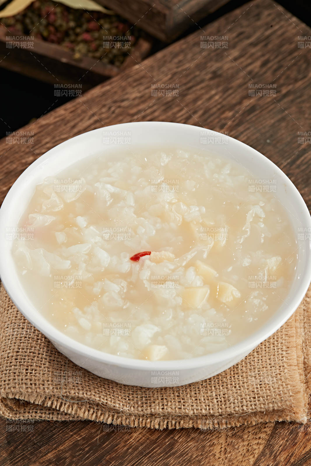 枸杞银耳白米粥