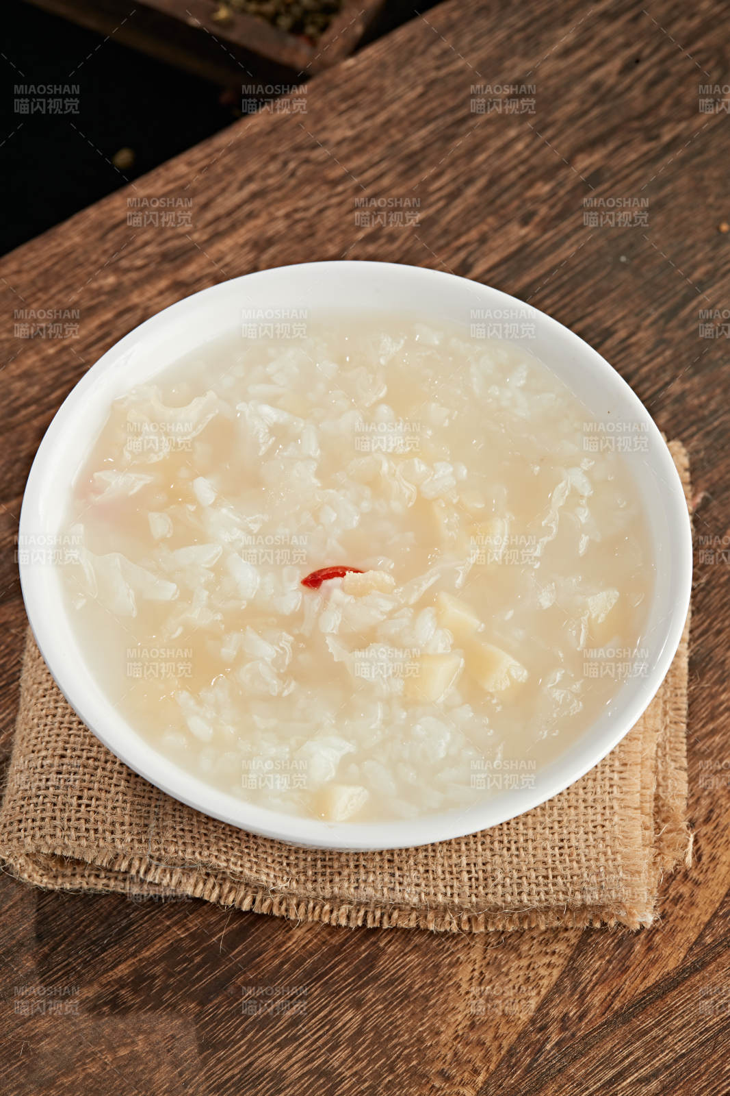 枸杞银耳白米粥