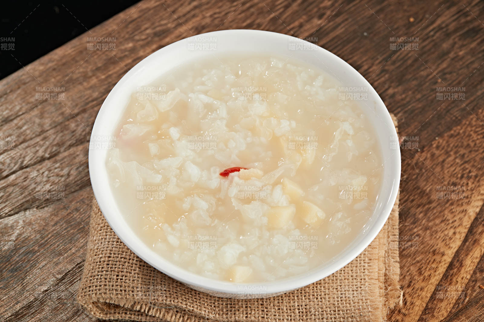 枸杞银耳白米粥