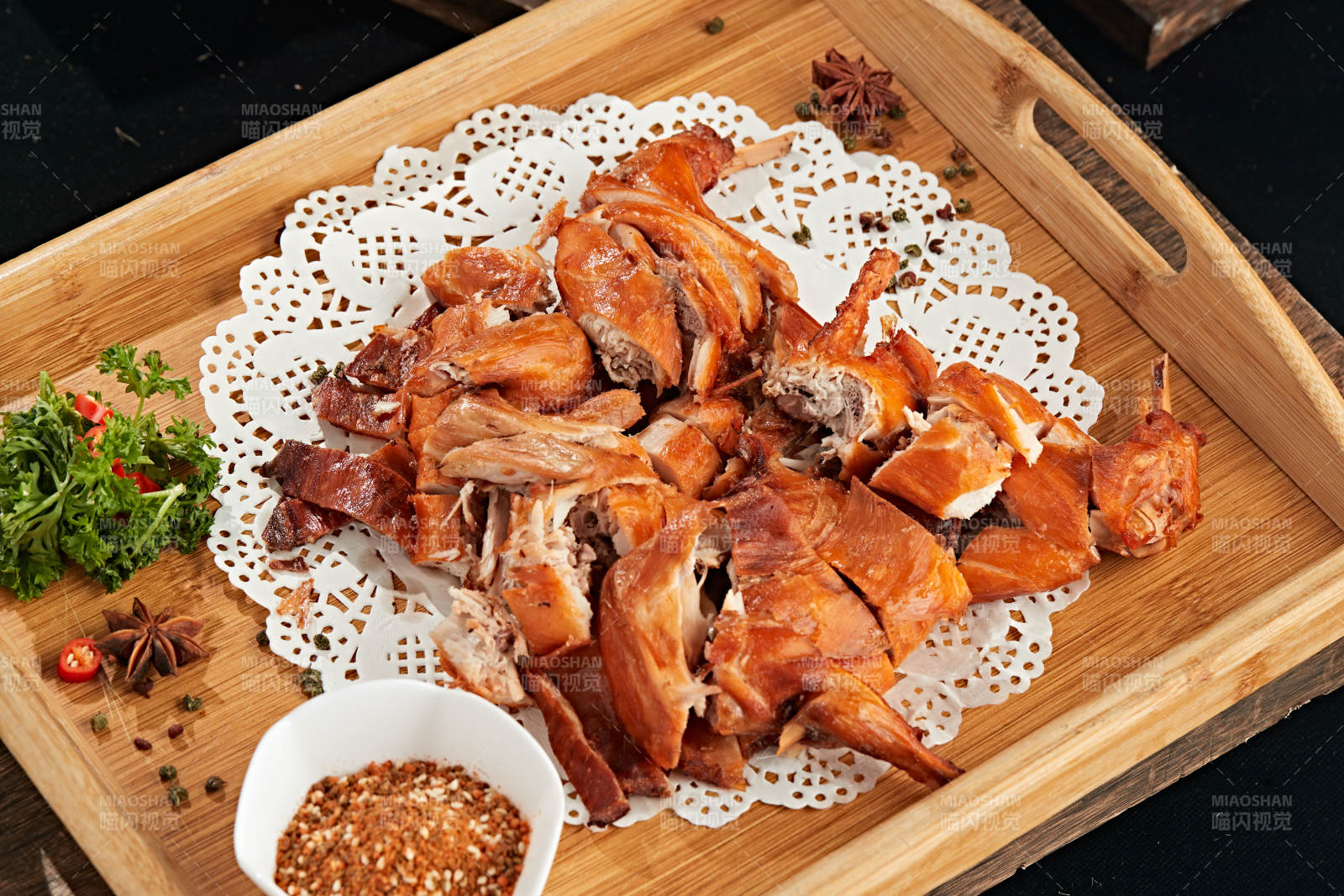 分切好的煙熏燒雞