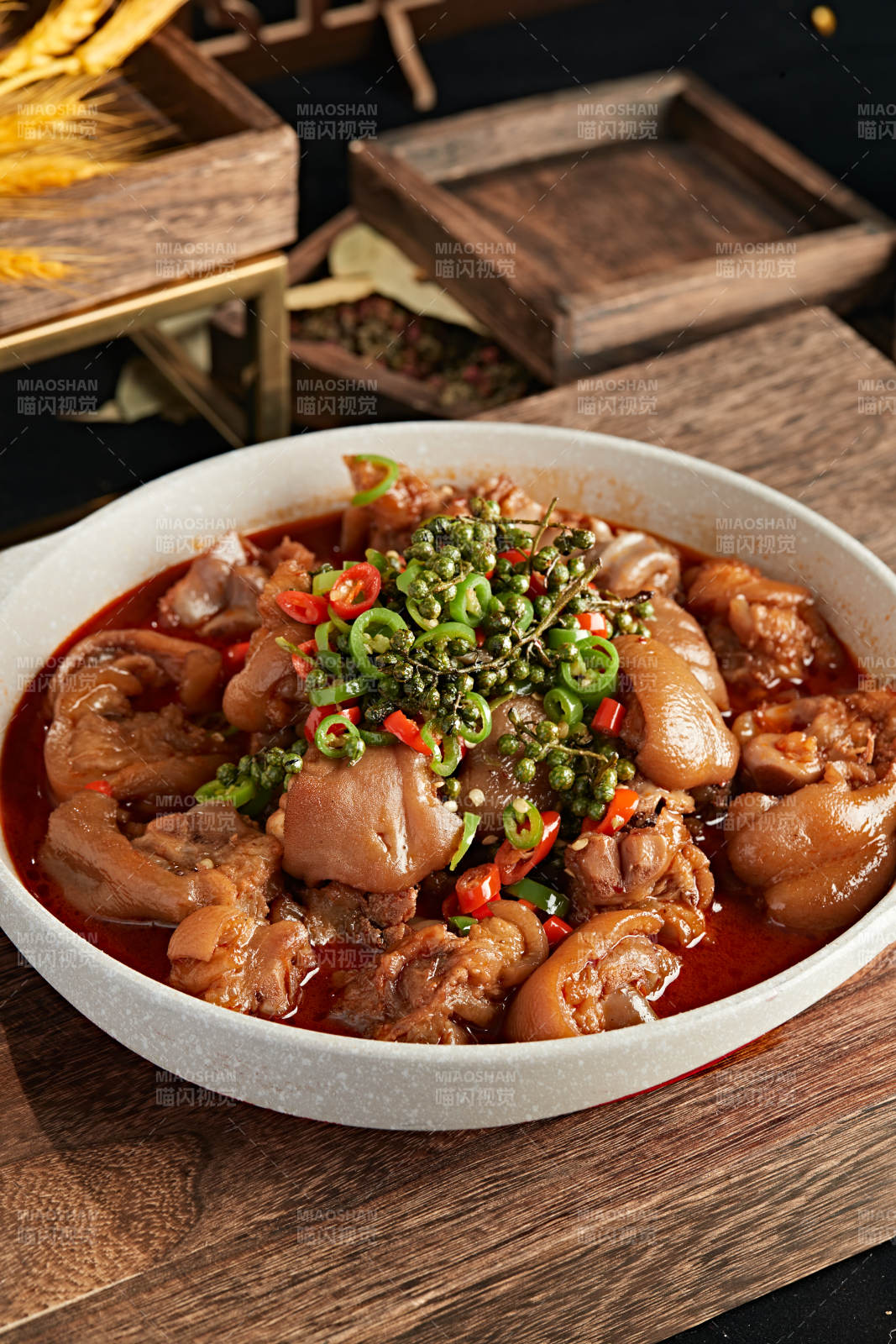 藤椒香辣红烧猪蹄块