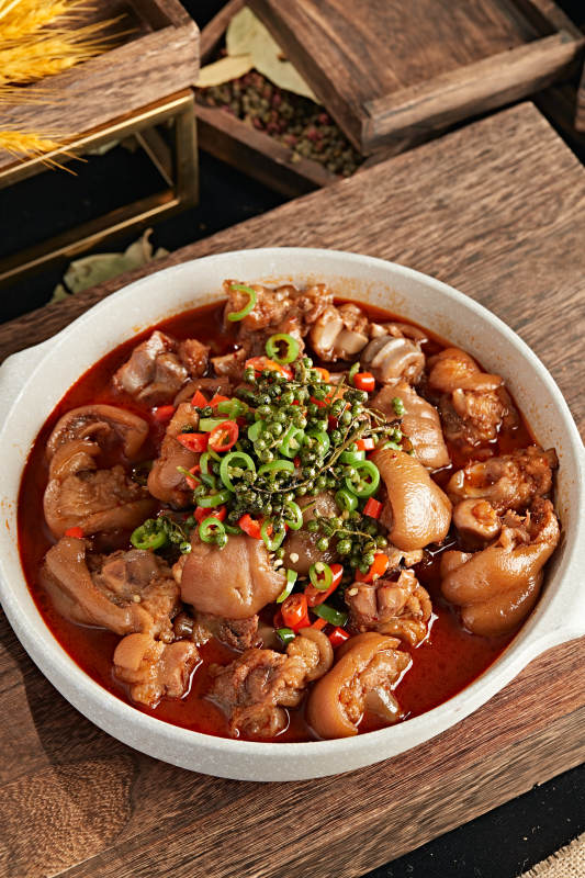 藤椒香辣红烧猪蹄块