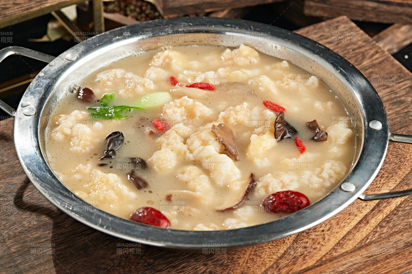 枸杞木耳红枣滋补奶汤鱼片图片