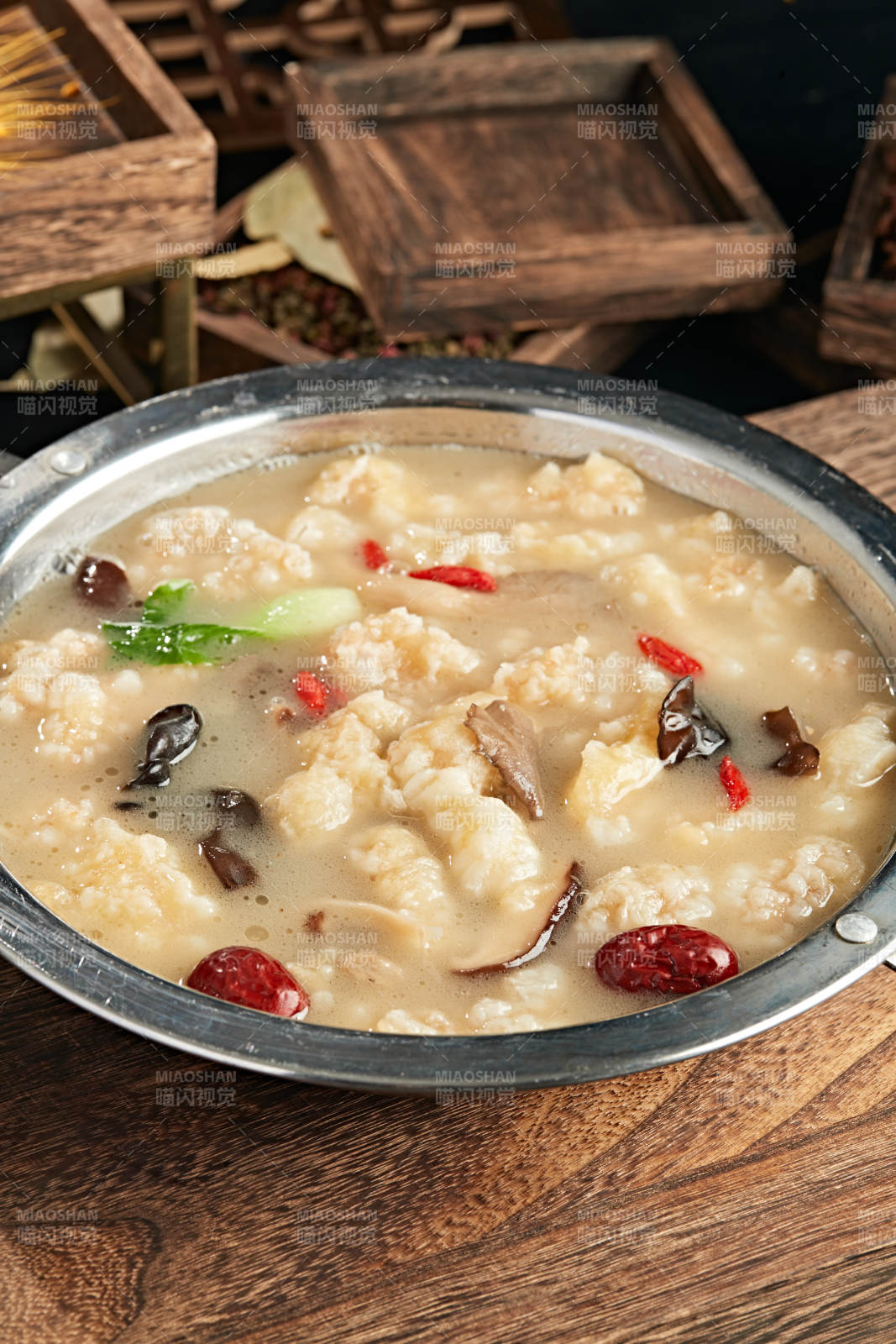 枸杞木耳红枣滋补奶汤鱼片