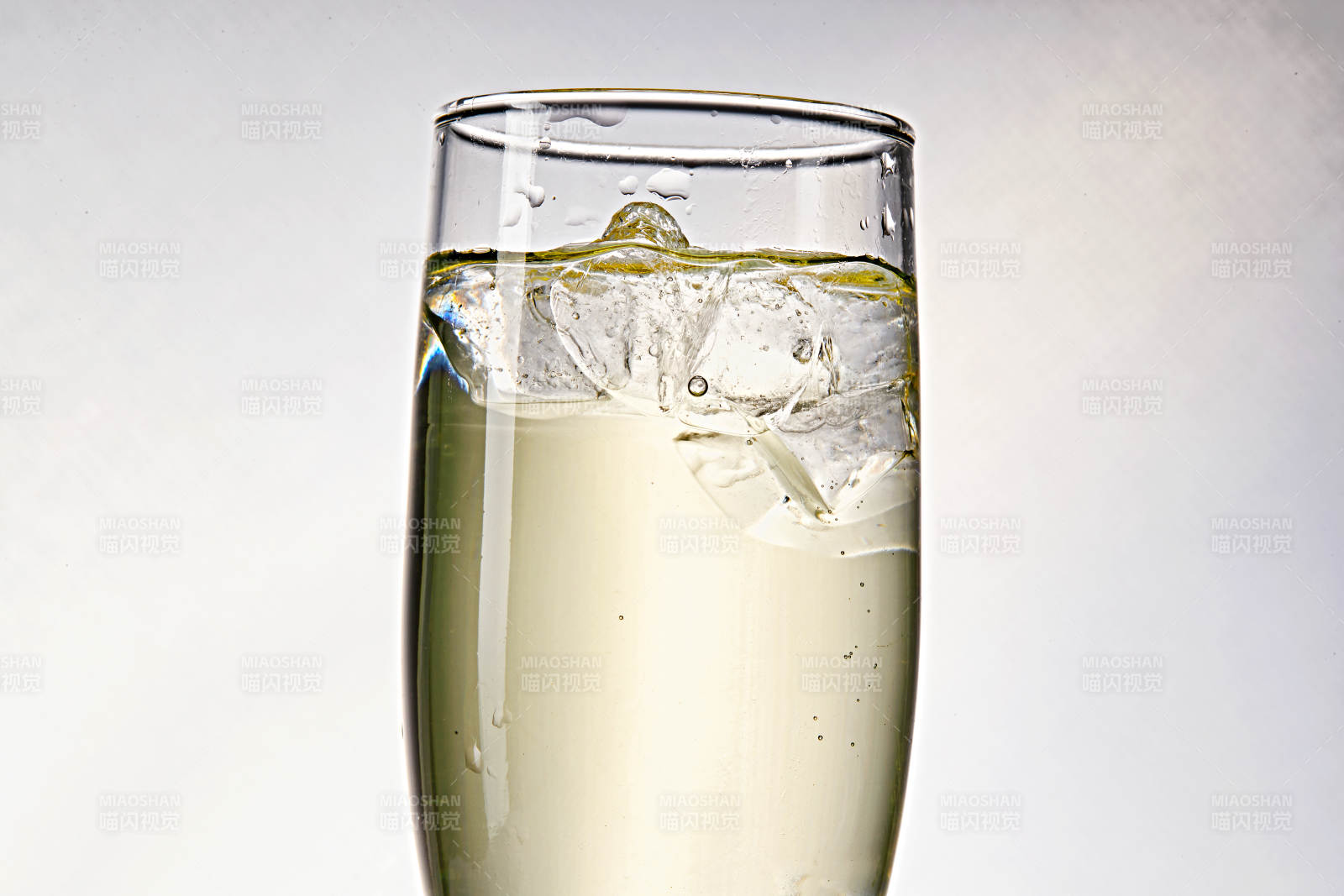 布满冰块的酒杯中的清凉白葡萄味预调酒