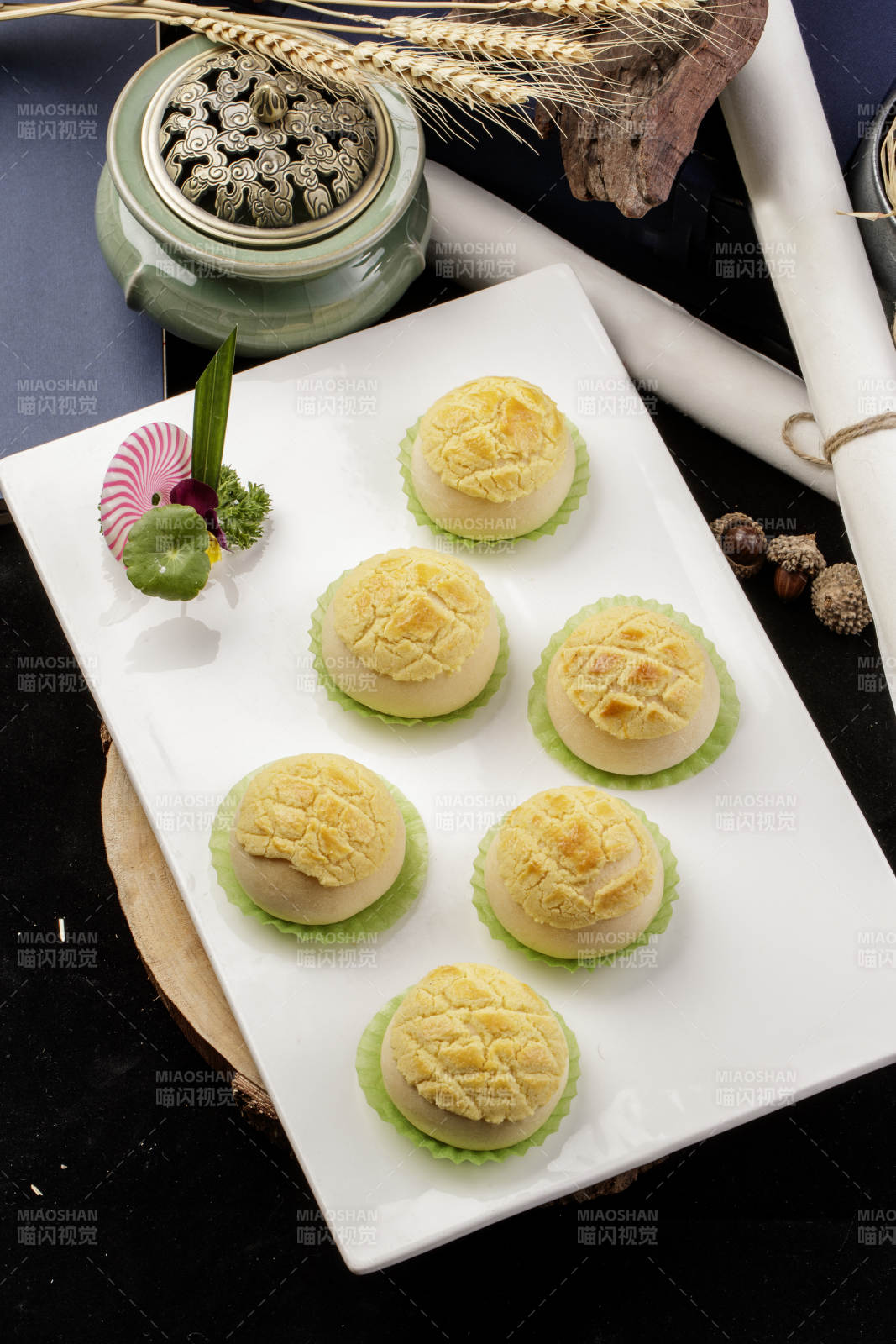 港式茶餐菠萝包摆放在樟木砧板上