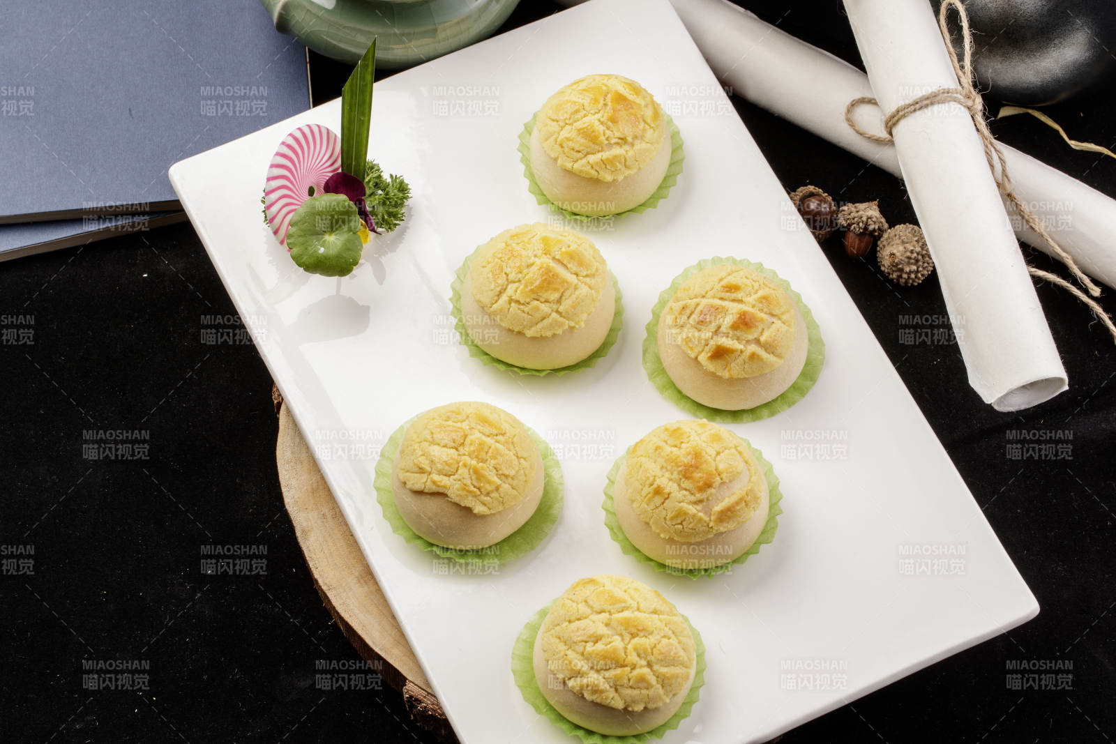 港式茶餐菠萝包摆放在樟木砧板上