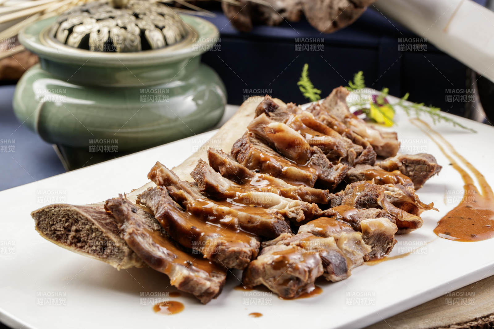 黑胡椒酱汁牛肋剔骨肉摆放在樟木砧板上