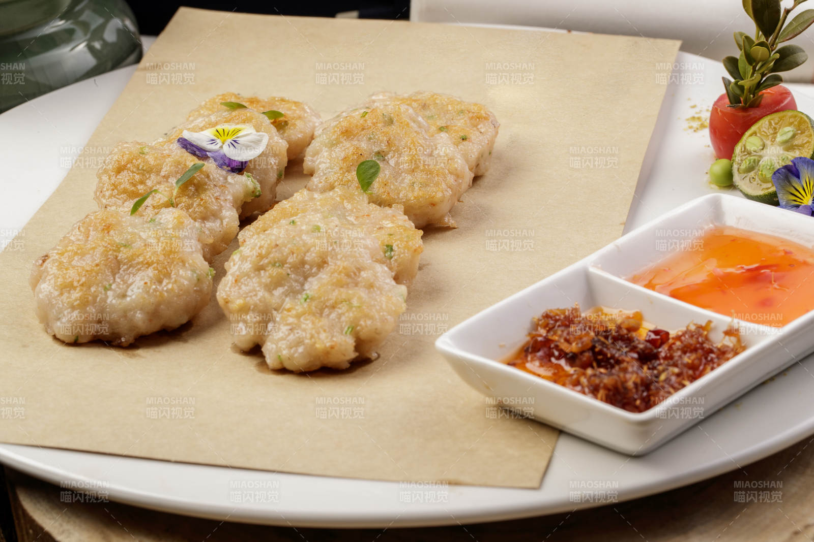 白色瓷盘装的的油炸虾肉饼