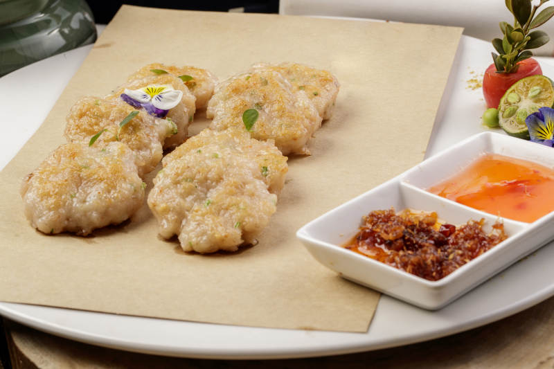 白色瓷盘装的的油炸虾肉饼