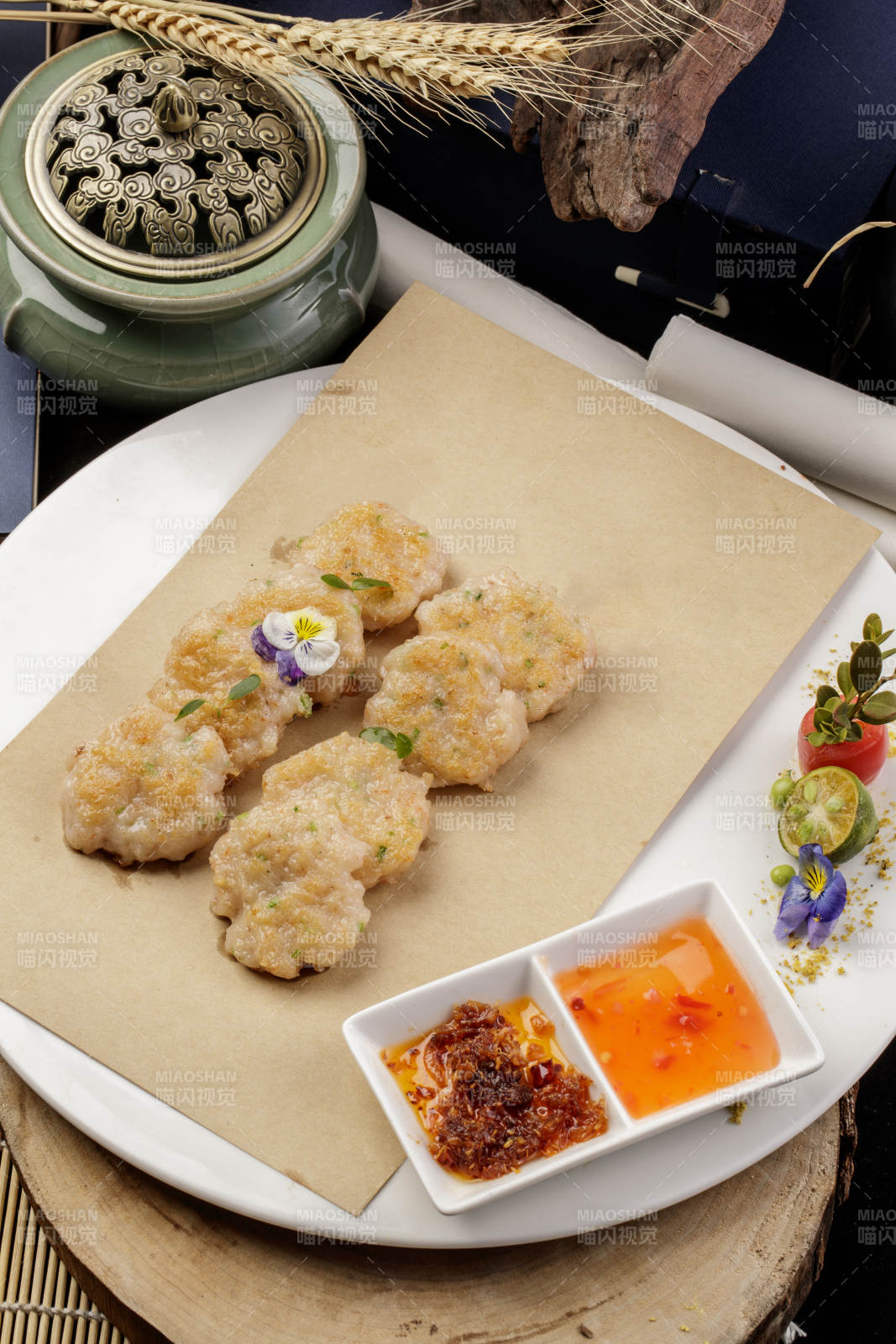 白色瓷盘装的的油炸虾肉饼