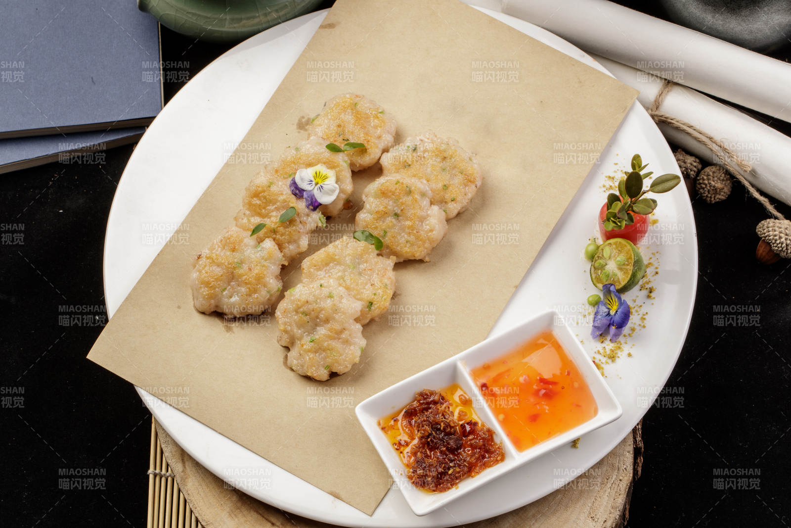 白色瓷盘装的的油炸虾肉饼