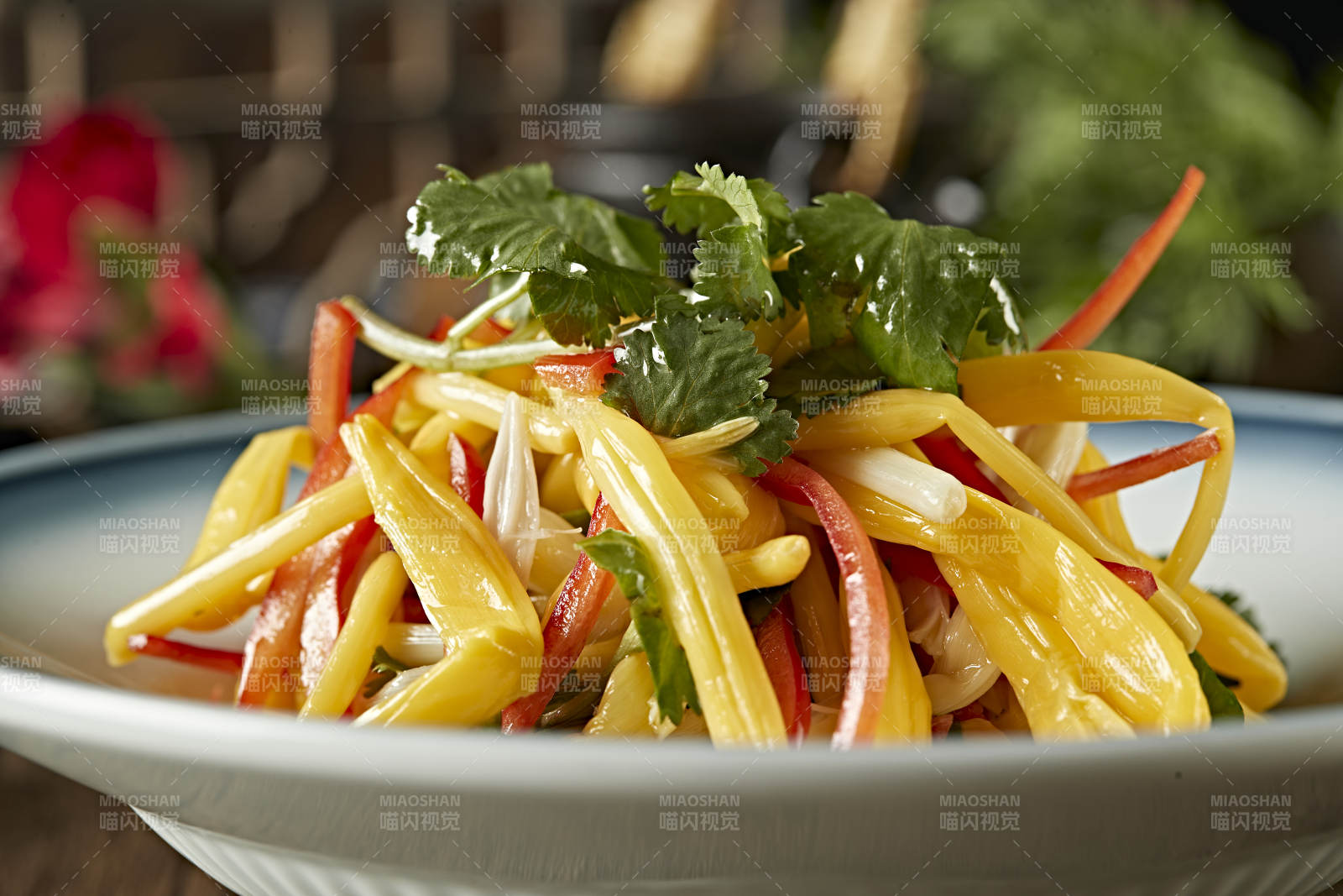 彩椒丝香菜叶巧拌野生黄花菜