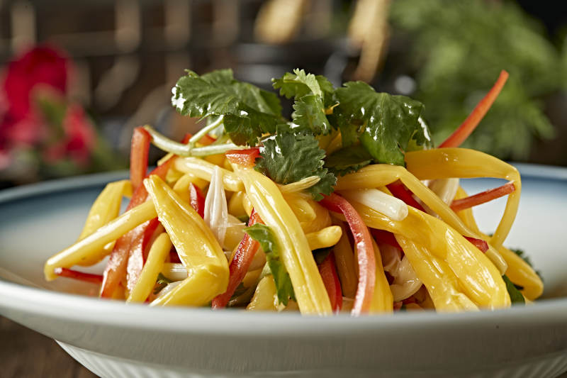 彩椒丝香菜叶巧拌野生黄花菜