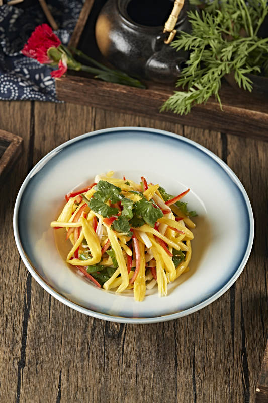 彩椒丝香菜叶巧拌野生黄花菜