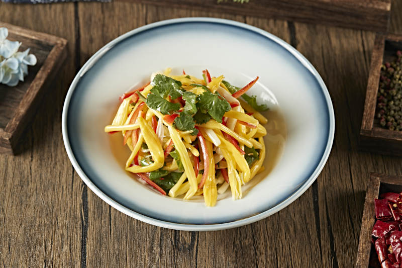 彩椒丝香菜叶巧拌野生黄花菜