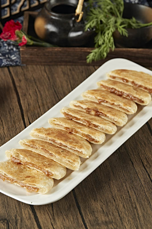 白色瓷盘装美味糖酥饼