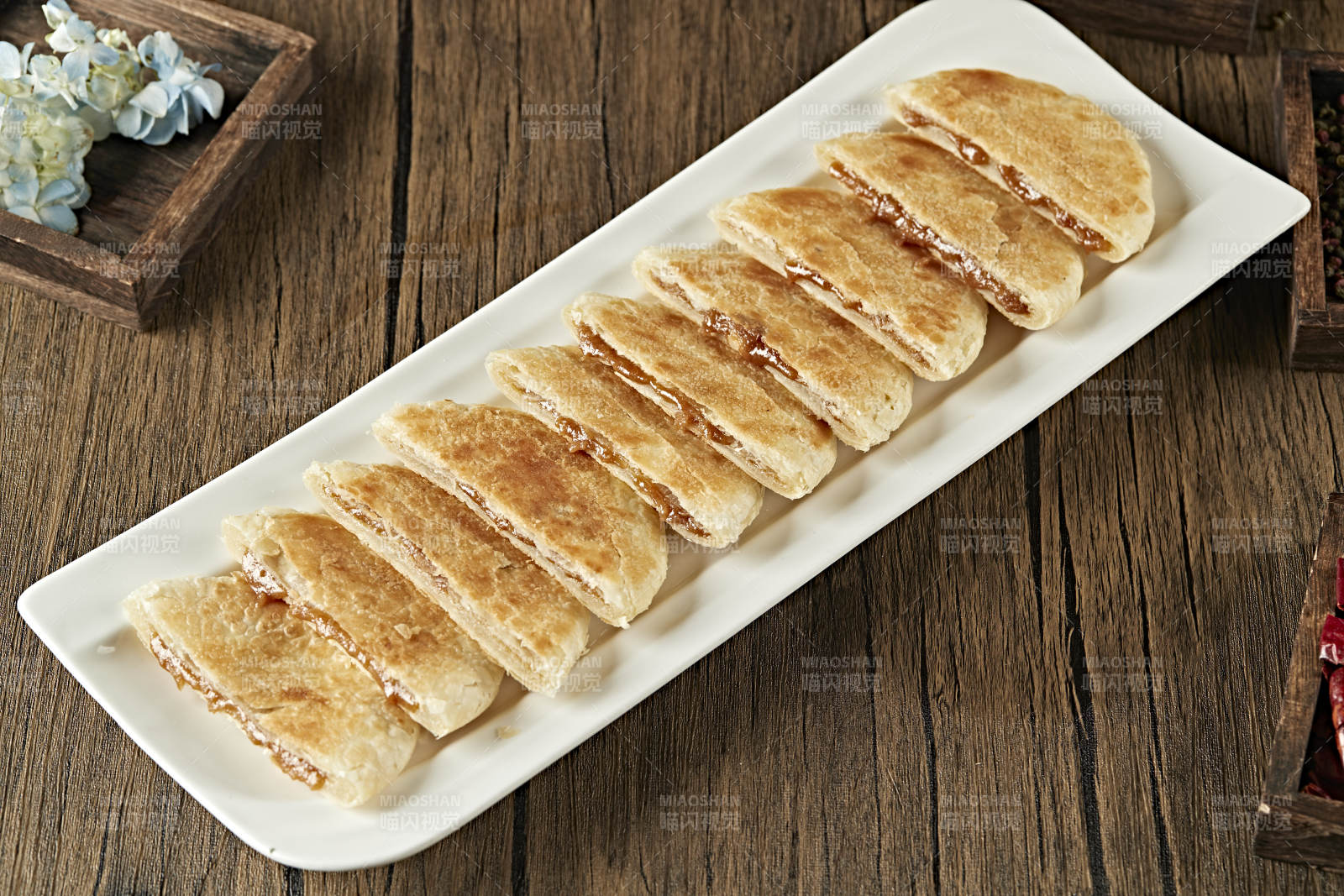 白色瓷盘装美味糖酥饼