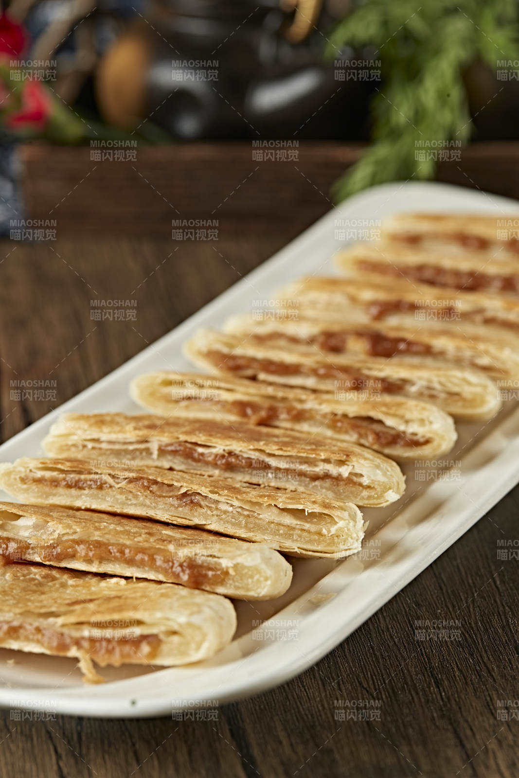 白色瓷盘装美味糖酥饼